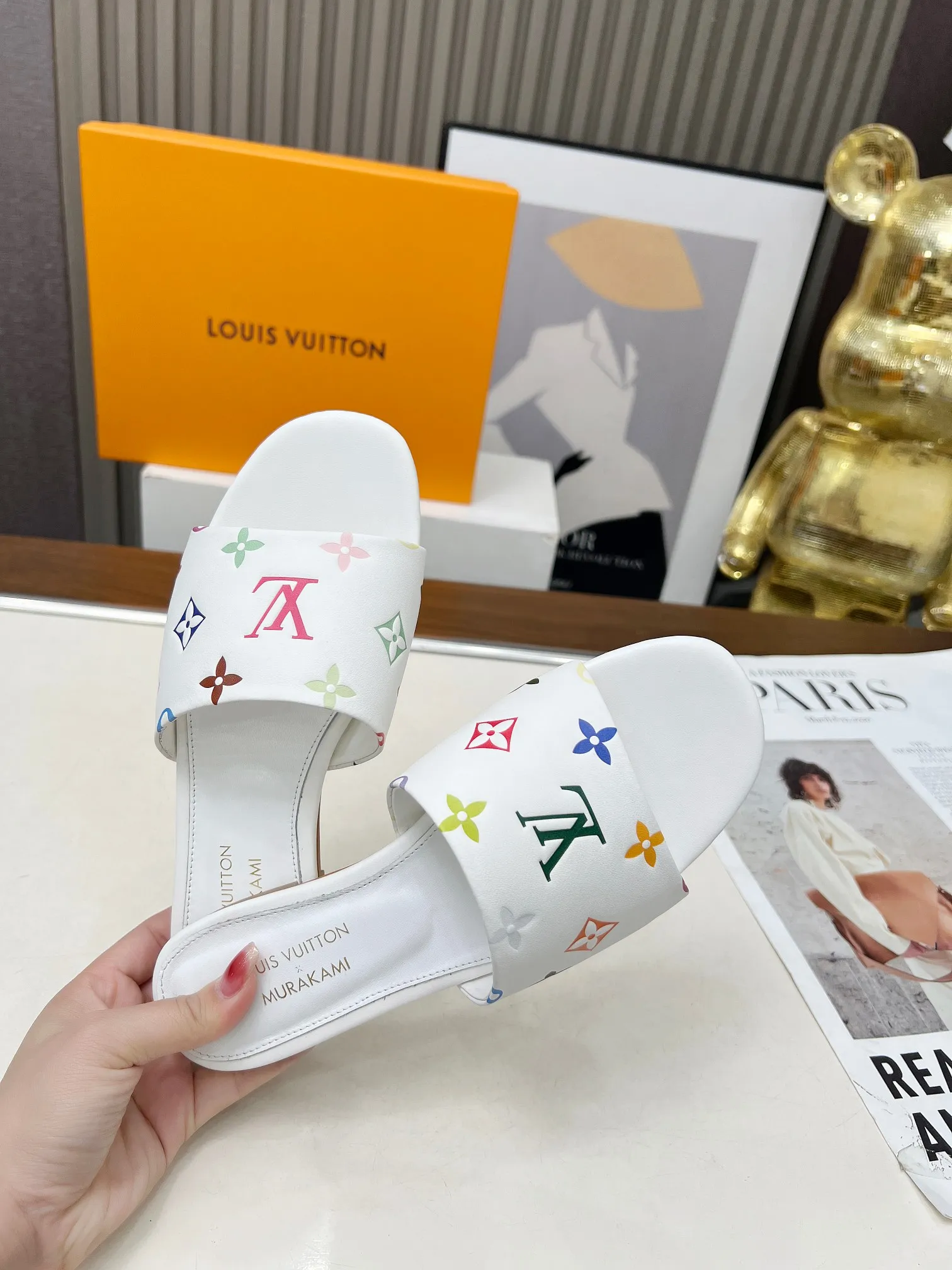 💕💕Factory direct selling price p380💕💕Vuiton’s latest 2025 spring and summer style. This sandal is from the Louis Vuitton The dotted LV logo on the upper brings a different visual feast to the hot summer. Color: coffee, white, black. Size: 35 to 40 (4142 can be customized, non-returnable and non-exchangeable) (leather sole can be customized +30 non-returnable and non-exchangeable)